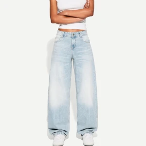 BershkaBALLOON - BAGGY - Relaxed fit jeans - light blue denim - Jeans från Bershka. Säljer för att det inte var min stil bara. Storlek 32. Passar bra på mig som brukar ha XS i byxor. Lite skrynkliga för att dom legat i min låda ett bra tag. Använda 3-4 gånger, dvs mycket bra skick. Säljs inte längre på Bershkas hemsida men finns på andra sidor för 399kr. Jag säljer för 150kr men priset går alltid att diskutera! Obs! Endast köp via Plick. Hör av er om ni har frågor eller vill se mer bilder🩷