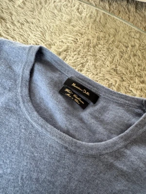 Massimo Dutti Kashmir/Ull tröja - Massimo Dutti O-neck i kashmir och ull. I en härlig ljusblå färg.  Jättefint skick, varken skador eller skavanker.  Mått:  10% Kashmir, 90% Laine ull.  Skriv vid frågor eller funderingar! Postas senast 24 timmar efter köp🫶