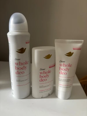Dove Whole Body Deo 3 pack  - Dove Whole Body Deo i tre olika utföranden med doft av hallon och ros.  Produkterna inkluderar  •en spray •ett stift  •en kräm Deon är framtagen för användning på hela kroppen, inklusive underarmar, bröst, lår och intima områden. Samtliga produkter är aluminiumfria och ger luktkontroll hela dagen