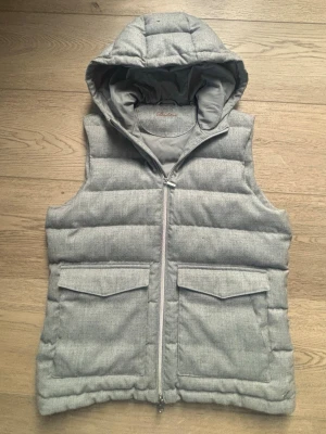 STENSTRÖMS - VÄST - Säljer denna stilrena och sjukt snygga västen ifrån Stenströms, i storlek M, perfekt till våren, då den inte används. Skicket är väldigt bra och det finns få tecken på användning. Nypriset på en sådan här ligger på ungefär 3500:-. Skriv om ni har några frågor.