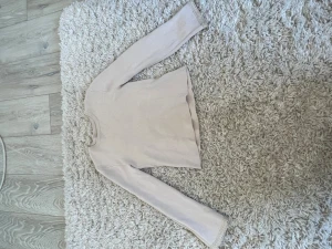 Beige stickad tröja med spetskant - säljer denna beiga tröjan som jag sytt själv. Använd ett fåtal gånger men inget som syns skulle jag säga. Tycker att den har väldigt bra kvalitet, inga hängande sömmar eller hål❣️