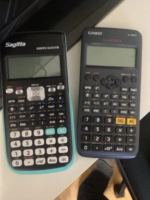 Två vetenskapliga miniräknare - Säljer två vetenskapliga miniräknare: en Sagitta Scientific Calculator med svart och turkos design samt en Casio fx-82EX CLASSWIZ i svart. Båda har stora displayer, många funktionsknappar och robust plastmaterial. Perfekta för matte, fysik och teknik.