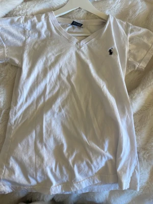 Ralph lauren t-shirt - Jag säljer en vit Ralth Lauren T-shirt i  stolek M som jag köpte i somras men är oandvänd!🫶🏻
