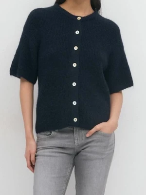 Mörkblå stickad kofta med kort ärm - Kortärmad stickad kofta i mörkblått med rund hals och vita knappar framtill. Från Gina tricot i nyskick. Såå söt. Passar även en S