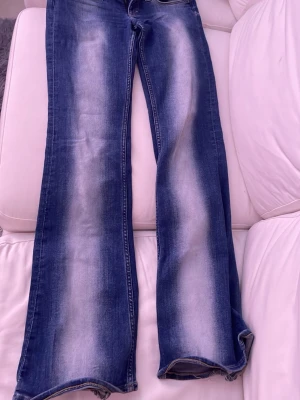 Blå bootcut jeans - Kollar intresse!! Skriv innan ni köper! Säljer ett par blå bootcut jeans från weekday. Osäker på vilken storlek jag köpte dem i men de passar mig perfekt som har vanligt storlek S. Jätte snygga men kommer knappt till användning! Som ni ser på sista bilden finns de två hål längst ner och de är pga att jag trampat sönder men de är inte så stora!
