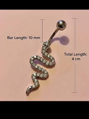 ✨ NY! Högkvalitativ navelpiercing (Kirurgiskt stål 316L)  - ✨ NYTT oanvänt smycke i kirurgiskt stål! 🌸 Hållbart & Rostfritt: Slitstarkt 316L-stål som inte oxiderar eller rostar av fukt. 🌸 Säkert: Industristandard, skonsamt för läkta piercingar.  🛍️ 30 % BUNDLE-RABATT! Köp fler artiklar från min shop och få 30 % på allt! ✨ 📦 Frakt: Endast spårbart via Plick SafePay för vår trygghet.