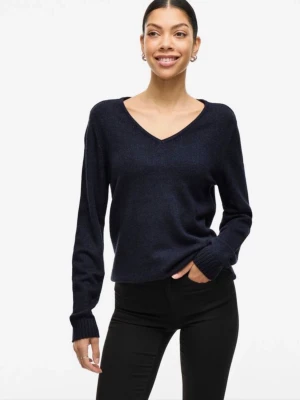 Mörkblå stickad tröja från Vila - Mysig mörkblå stickad tröja från Vila med v-ringning och långa ärmar. Tröjan har ribbstickade muddar vid ärmslut och nederkant, vilket ger en snygg och enkel look. Perfekt att matcha med jeans eller kjol för en avslappnad stil. Köparen står för eventuell frakt.