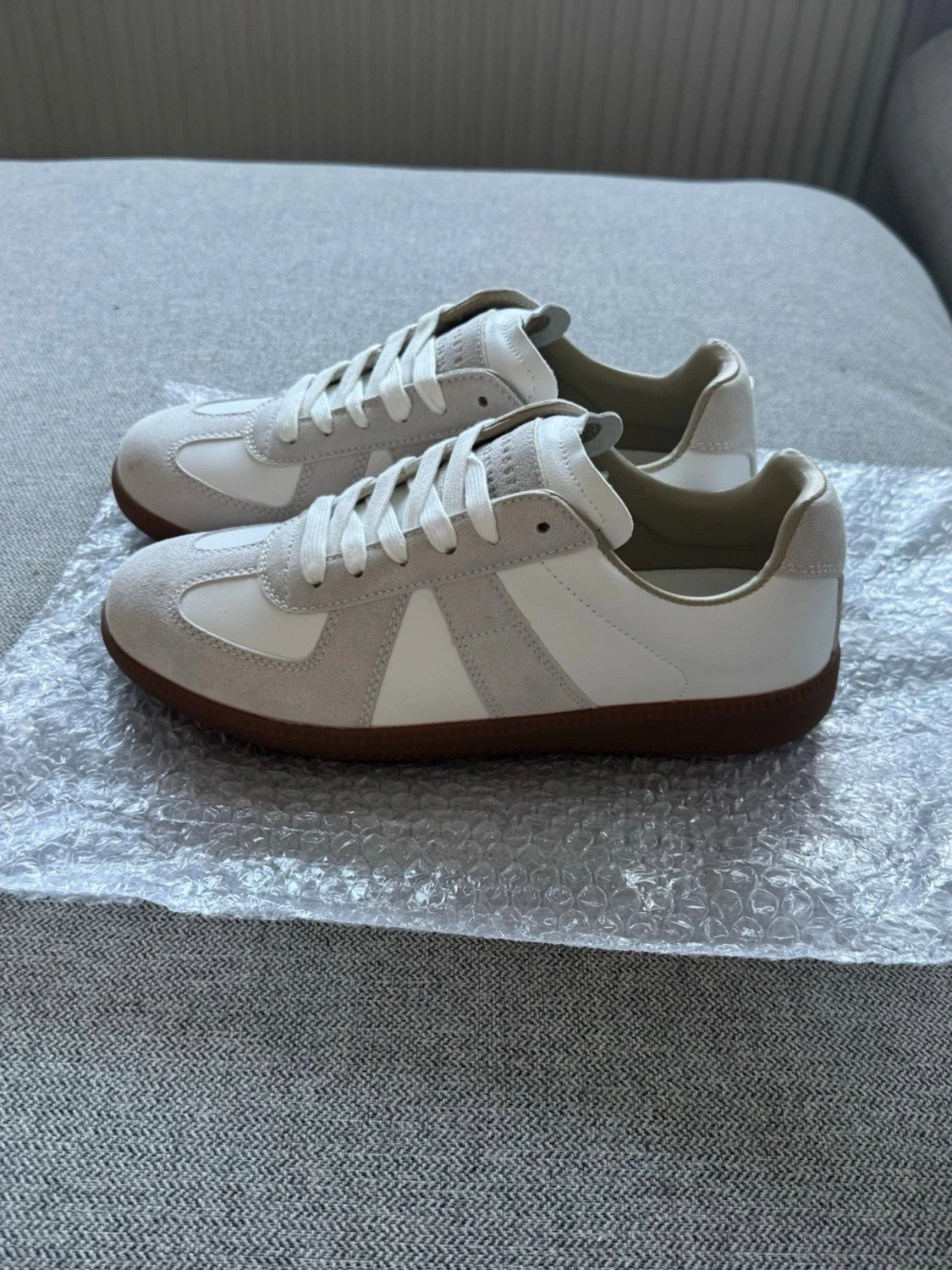 Vita Gats med beige mockadetaljer