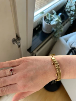 Pandora promise ring - Säljer nu min Pandora promise ring.  Snygg silverfärgad ring med en hjärtformad röd sten i mitten, omgiven av små klara stenar som ger extra bling. Ringen har en tunn, glittrande banddesign och kommer i en söt rosa ask. Perfekt för dig som gillar romantiska detaljer. Jag säljer då jag tyvärr blivit guld tjej istället! Ringen är i perfekt skick knappast använd. Storlek 52. Perfekt present till någon du älskar eller bara för dig själv! Pris kan diskuteras! ☺️