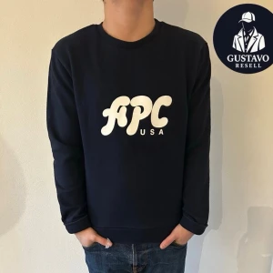 APC TRÖJA - NYSKICK  - Tja. Säljer denna extremt snygga APC tröjan i nyskick. Använd fåtal gånger. Tveka inte på att ställa frågor! 🔥