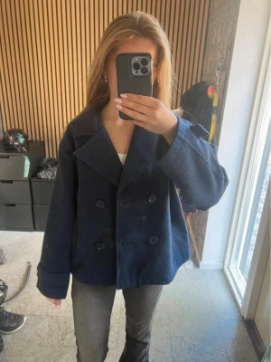 Vår kappa  - Säljer en mörkblå kappa perfekt till våren! Använd förra våren och hösten. Storlek 158/164 men passar som en xs /xxs okså 