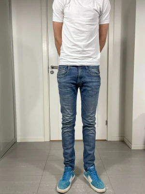 Replay Anbass Jeans - Säljer nu dessa Replay Anbass Jeans, W31 o L32, skriv för fler bilder/frågor🙌🏼