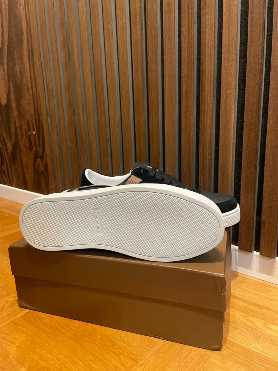 Burberry svarta sneakers med rutmönster - 1