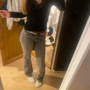 Gråa bootcut jeans  - Jag säljer ett par gråa bootcut jeans, då jag inte har användning av dem längre. De har jättebra passning och sitter perfekt. Om du har nån fundering eller fråga, är det bara att skriva! 