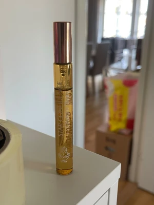 Charlotte Tilbury Star Confidence parfym - Säljer en elegant parfym från Charlotte Tilbury, Star Confidence. 10 ml, men se första bild för att se hur mycket som används🙌Perfekt att ha i väskan för en fräsch doft när som helst.