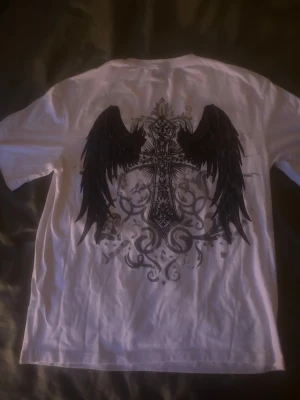 t-shirt med tryck   - t-shirt med tryck på ryggen och ett litet på framsidan, det som ser fläckigt ut på framsidan är pga min kamera