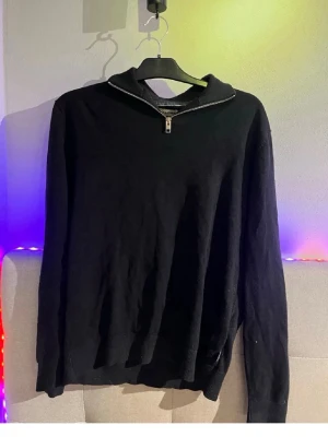 Jack & Jones half-zip - Säljer min zip-up från Jack & Jones. Den är i bra skick och inga skador på den. Den är k storlek S och sitter bra.