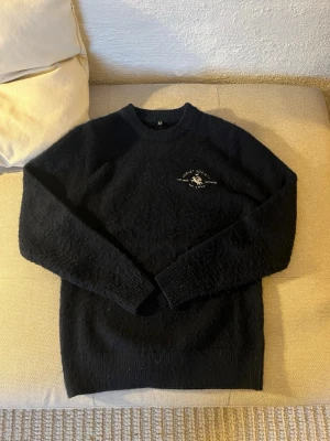 Escendi sweater - ALDRIG ANVÄND‼️Mörkblå stickad sweater ifrån Escendi med broderad logga och text på bröstet samt stor vit Escandi text på ryggen. Sweatern är i kashmir och är perfekt för dig som gillar stilrena och unika plagg. Sweatern är i storlek XS, och har aldrig använts pga två i julklapp. Hör av er!!👌