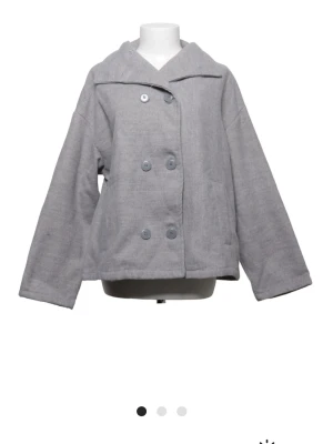 Grå skepparkavaj - Så söt skepparjacka från Sellpy som tyvärr var för stor för mig.  Står storlek S men skulle mer säga M eller L Jättefint skick.  Vet inte märket då det inte fanns någon lapp