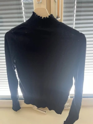 Mörkblå polotröja - Super söt marinblå polotröja från HM. Säljer då jag har två likadana. Jätte bekväm och passar perfekt på hösten/vintern/våren. Skriv vid frågor och pris kan absolut diskuteras! ❣️