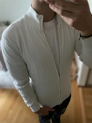 John Henric Zip tröja - Skick 8/10✅skriv vid funderingar!