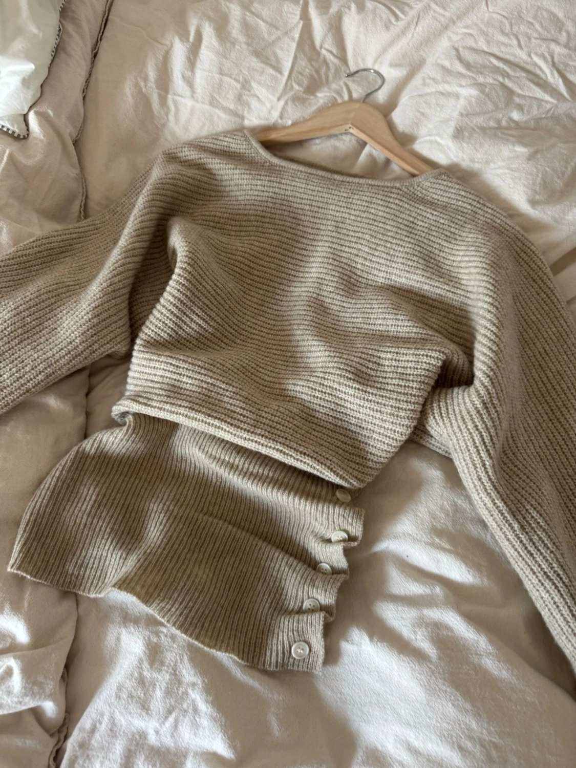 Beige ribbstickad tröja - 1