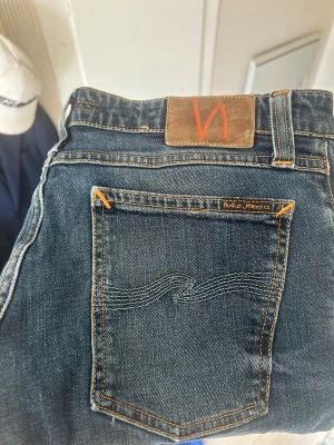 Blå jeans från Nudie Jeans  - Säljer ett par lite schysstare par Nudie Jeans i storlek w30. De är i modell slim och är i mycket bra skick, inga defekter och jäkligt snygga. Om funderingar, skriv gärna! 