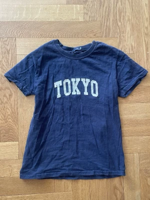 BABYTEE BRANDY - Gullig babytee i bomull ifrån Brandy mellville med broderi