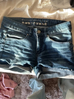 Låg midjade jeansshorts - Super fina låg midjade blåa jeansshorts. Säljer då de int pessar längre. Storlek S