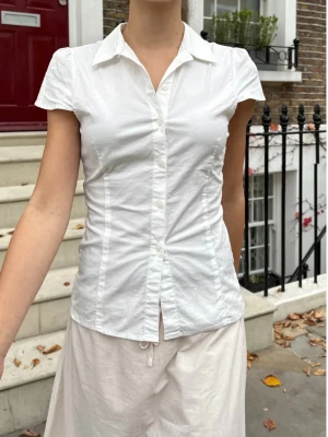 Jättegullig topp från Brandy Melville  - Helt ny aldrig använd topp från Brandy Melville, säljs pga fel storlek. Djur och rökfritt hem. Nypris ca 300 kr. Ställ gärna frågor!