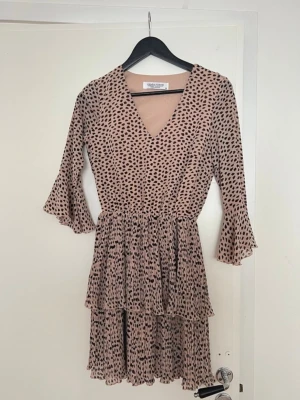 Beige prickig klänning  - Mycket bra skick