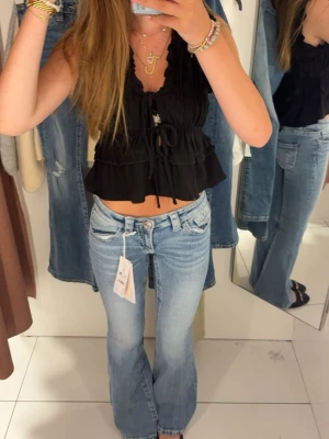 Ljusblå bootcut jeans  - Säljer ett par ljusblå bootcut jeans Jeansen har låg midja, från gina 14+ storlek xs knappt anvånda