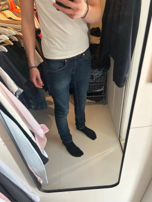 Mörkblå slim fit jeans herr - Säljer dessa mörkblå Dondup jeans i storlek 32. Prisset är inte hygget i sten, hör av er vid frågor 