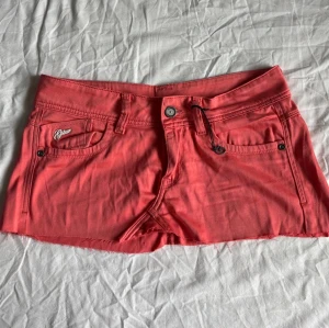 Korallrosa jeanskjol  - Midjemått rakt över: 40 cm längd: 21 cm passar större s och m