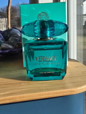 Versace Crystal Emerald Eau de Parfum - Versace Crystal Emerald Eau de pqrfum. Från början 30 ml, har tagit några ml. Se bild. Kommer med originalkartong.