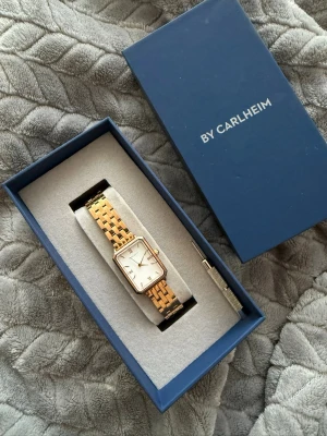 Klocka - Sparsamt använd klocka från Carlheim i roséguld, nypris är 1490kr och den är slutsåld i alla färger på hemsidan. Alla länkar samt originalbox medföljer. Hör av dig för fler frågor!🩷  OBS: nytt batteri behövs, har inte kvitto då det var en present