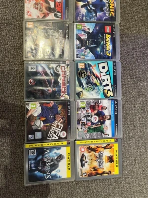 PS3 Spelpaket med 10 spel - Säljer ett paket med 10 PlayStation 3-spel, bland annat FIFA Street, Mortal Kombat, Sonic Unleashed, LEGO Batman 3, DiRT 3, Need for Speed Carbon, FIFA 13, Assassins Creed och Stranglehold. Spelen har färgglada omslag och är i plastfodral.