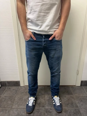 Jack & Jones jeans - Feta blå jeans från Jack & Jones. Modell: slim/glenn. Väldigt bra skick. Modellen är 173cm, 64kg. Pris kan diskuteras!!