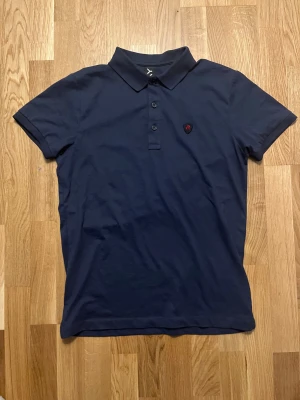 Replay Pike - Säljer en Replay pike, storlek M. Helt oanvänd och säljs för bra pris!