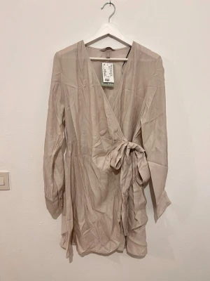 Slusåld omlottkkänning från H&M - Helt ny omlott klänning i superfint material från H&M i storlek M. Behöver bara strykas så blir den superfin igen! Hör av er om ni har några frågor 😊