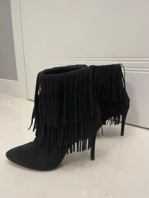 Svarta klackskor med fransar - Snygga fransskor med smal klack och spetsig tå, dragkedja på baksidan! 