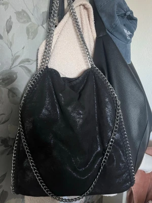 Kedjeväska - Får plats en dator i sig, kedjorna färgar av sig lite