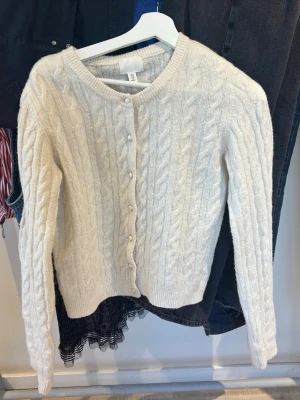 Vit kabel stickad kofta med pärl knappar  - Fick den för något år sedan men har aldrig ricktigt varit min still. Postar så snabbt som jag kan och kan sänka priset om det inte passar.🤗