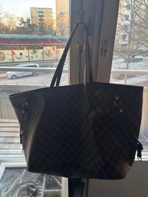 brun väska - fin väska (INTE ÄKTA)