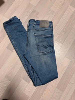 Replay Anbass - Schyssta Replay anbass i storlek W30 L36. Passar dig runt 190. En lite grövre slitning under skrevet, annars fint skick. Tveka inte på att höra av dig🙌