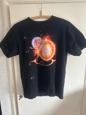 The Weeknd merch - Svart t-shirt  från The Weeknds After Hours Till Dawn Global Stadium Tour i Stockholm 2023. Använt fåtala gånger, storlek M 🌸XOTWOD