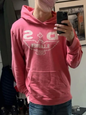 Ralph Lauren Denim & supply Hoodie L - Säljer nu denna riktigt goa hoodien från Ralph laurens märke denim & supply. Den har tyvärr fått ett hål inuti fickan, men det är inget som syns när man har på sig den.  Modellen är 188 lång väger 78kg Pris kan diskuteras!
