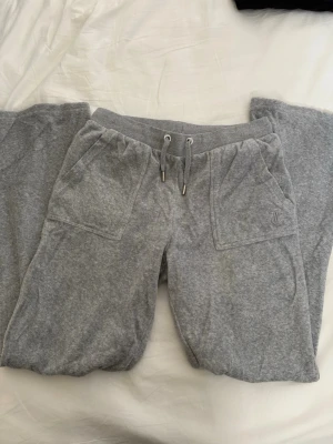 Grå mjukisbyxor från juicy couture - Säljer mina fina gråa juicy byxor i stl 15/16 år vilket motsvarar ca S🌸Köpta på kidsbrandstore🌸jag har normalt M och dessa är sneppet för korta på mig🌸