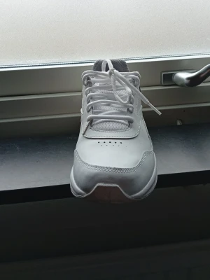 Vita sneakers från Reebok - Stilrena vita sneakers från Reebok med klassisk design. Kan tvättas innan köp box finns 