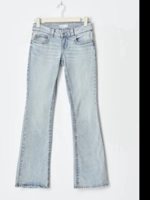 Ljusblå bootcut jeans från Gina  - Säljer ett par fina gina tricot jeans. Använt de få gånger. 